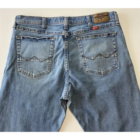Wrangler Relaxed Bootcut Men's 34x30 Mid Rise Blue Jean whiskered - Picture 4 of 13